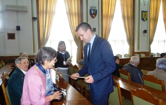 Viceprimarul municipiului Oradea, Florin Birta, a premiat cuplurile care au sărbătorit Nunta de Aur