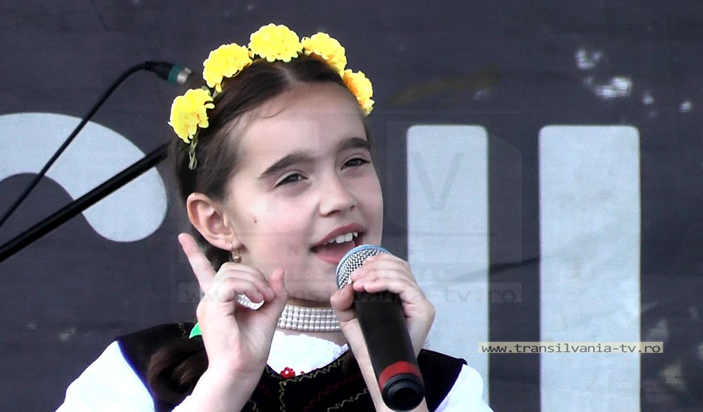 ”Subţirică-s ca grâu’!” – Interpretă populară de succes, la numai opt anişori (VIDEO)