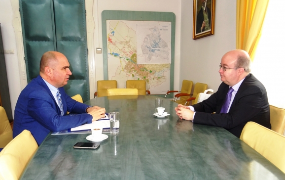Ambasadorul Marii Britanii Paul Brummell, în vizită la Primăria Oradea