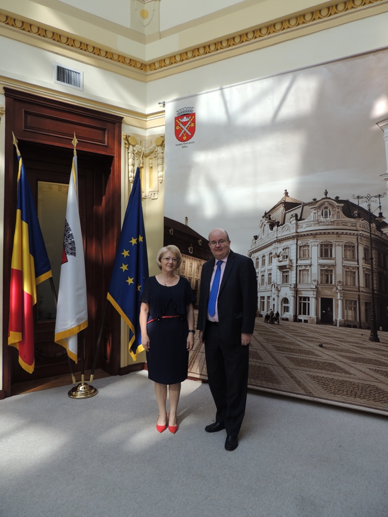 Ambasadorul Marii Britanii Paul Brummell, în vizită la Primăria Sibiu