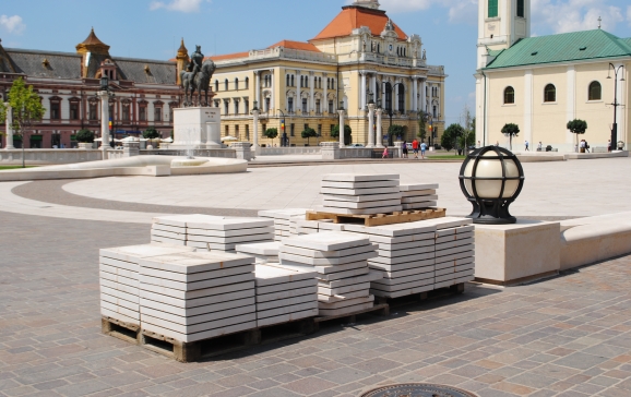 Dalele deteriorate din Piața Unirii din Oradea vor fi înlocuite