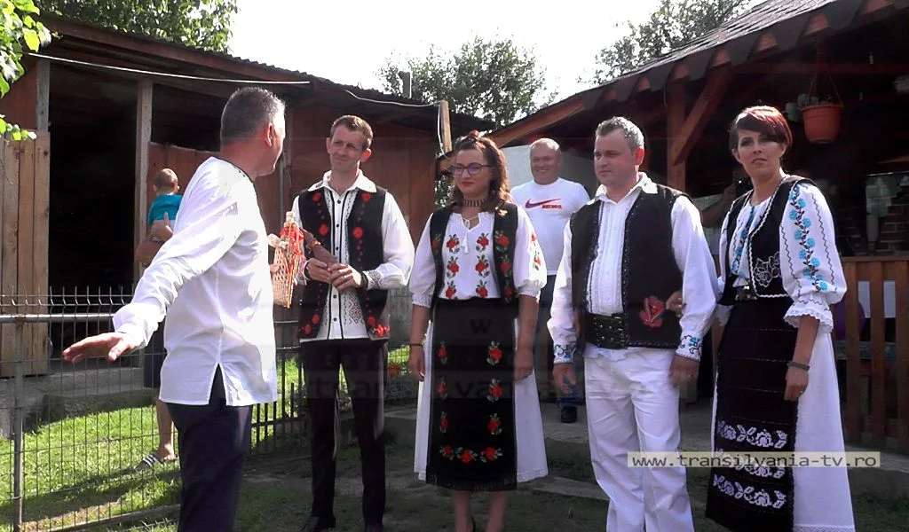 Nuntă tradiţională pe Valea Someşului. Port popular în locul hainelor domneşti (VIDEO-Galerie FOTO)