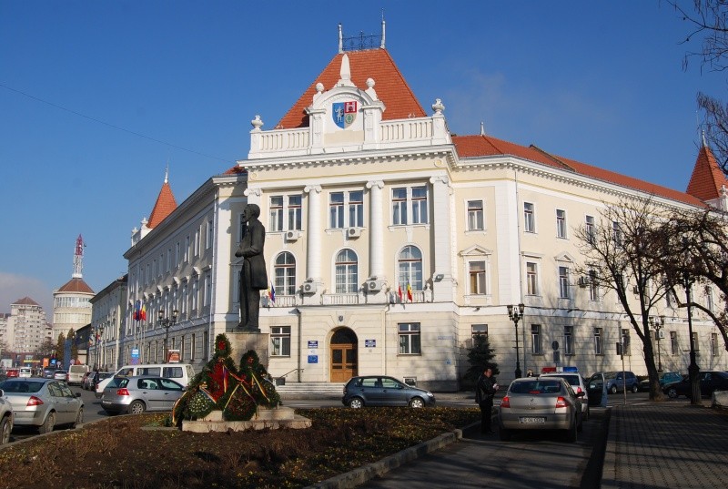 Toți directorii de instituții subordonate Consiliului Județean Alba, cu salarii de nababi