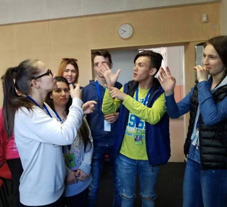 „Prietenie fără frontiere”, parteneriat România-Cehia în beneficiul elevilor cu deficienţe de auz