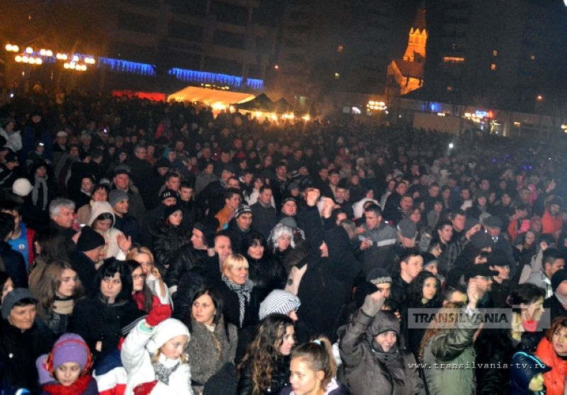 Mii de sătmăreni au petrecut Revelionul în centrul oraşului (Galerie FOTO)