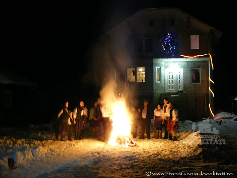 Poienile de Sub Munte: Ucrainienii sar prin foc la trecerea dintre ani (VIDEO-Galerie FOTO)