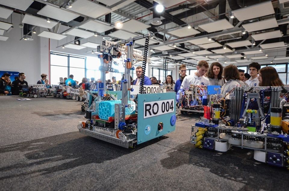Lucaciștii băimăreni din echipa ”Roborcons” confecționează viziere de protecție împotriva coronavirusului COVID-19
