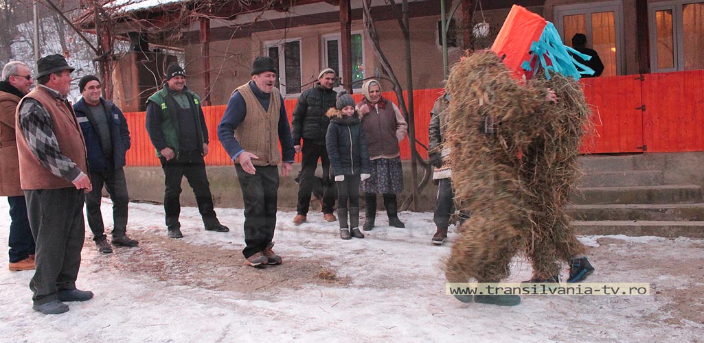 Jocul Moşuţilor din Rus rămâne o tradiţie unicat în lume! (VIDEO)