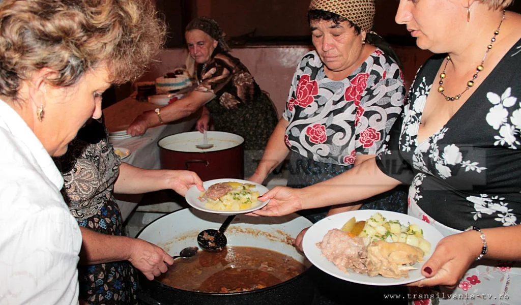 Tradiţia revine în Sălişca – Mâncarea tradiţională ia faţa cateringului (VIDEO)