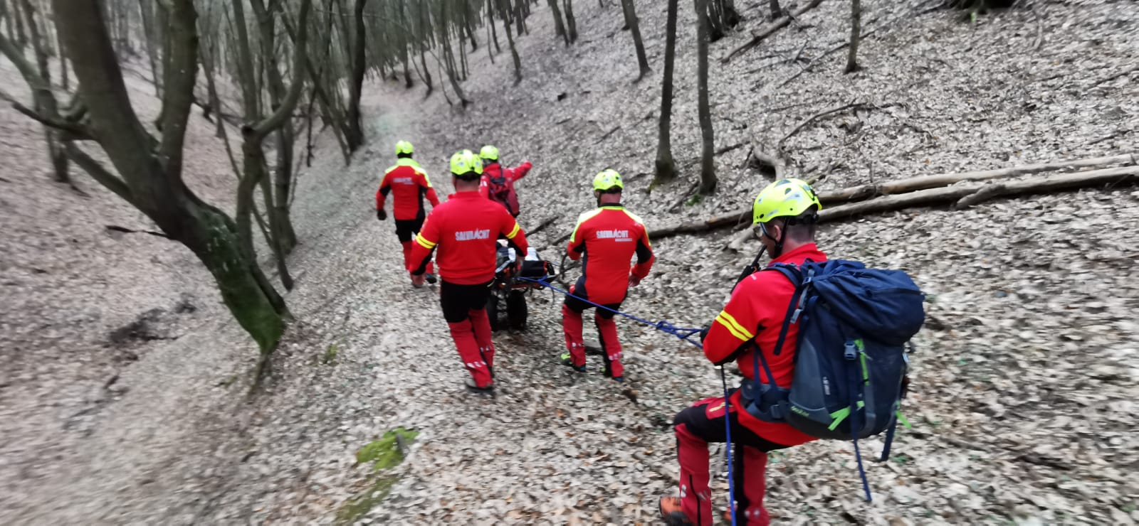 Turistă accidentată salvată de salvamontiștii hunedoreni