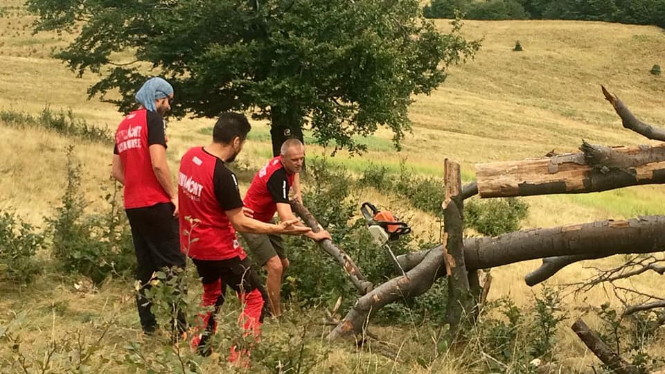 Salvamont Maramureș se implică în curățarea traseelor turistice