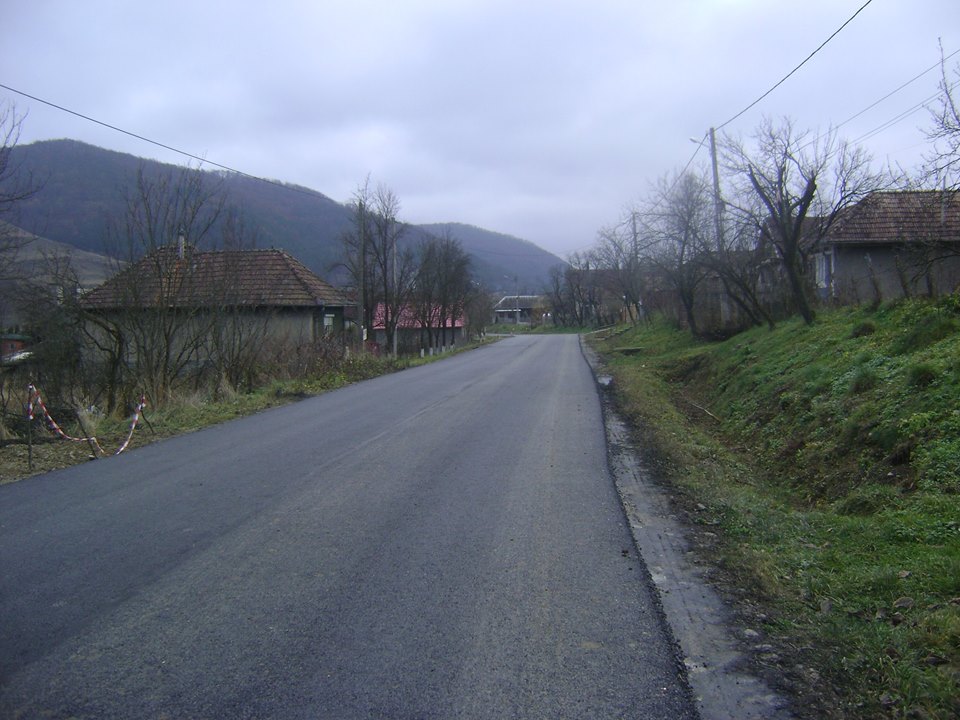 Lucrări de asfaltare finalizate în localitatea Sântioana