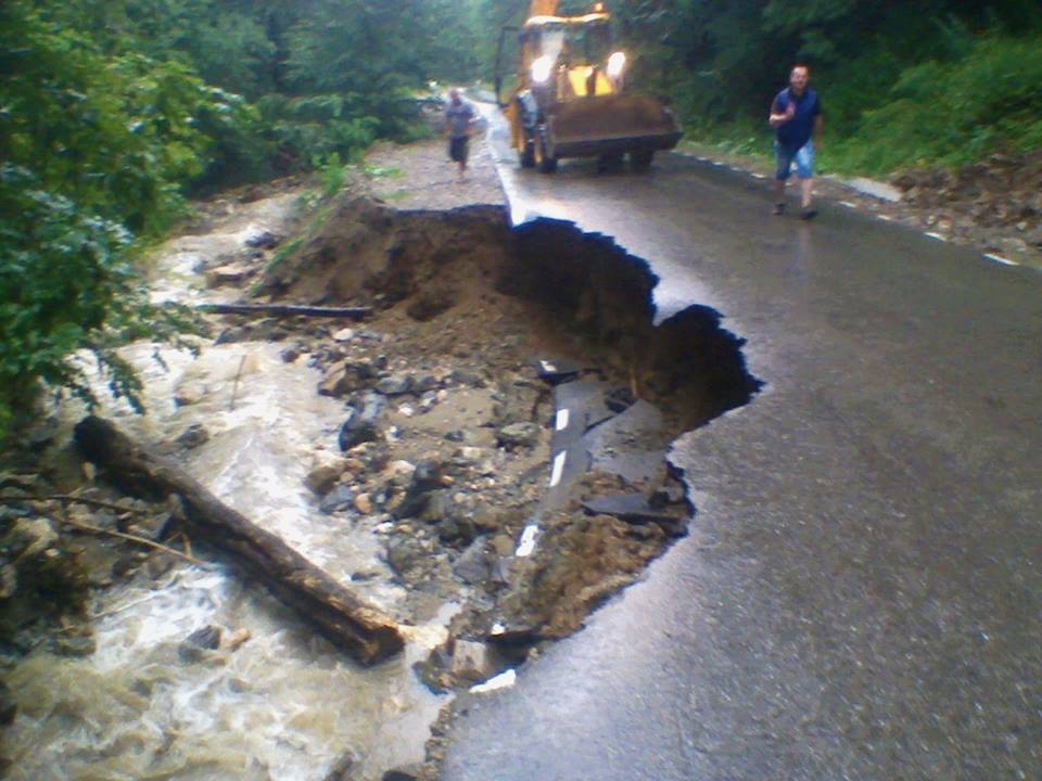 Drumul dintre situl arheologic Sarmizegetusa Regia și localitatea Costești, grav afectat de ploi