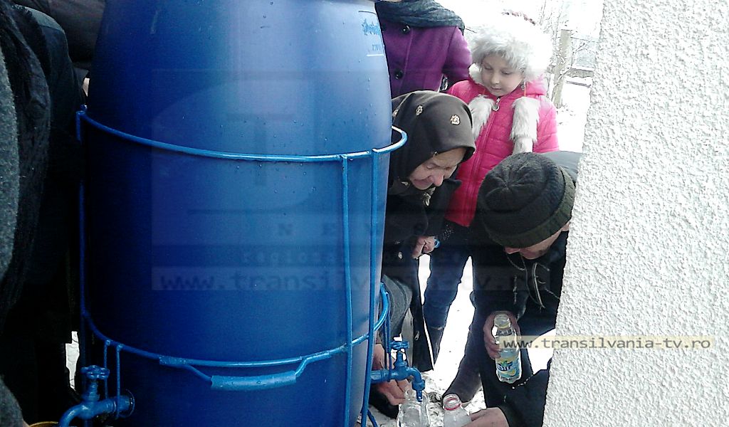 Credincioșii din Șimișna stau la rând pentru agheasma mare de Bobotează! (Galerie FOTO)
