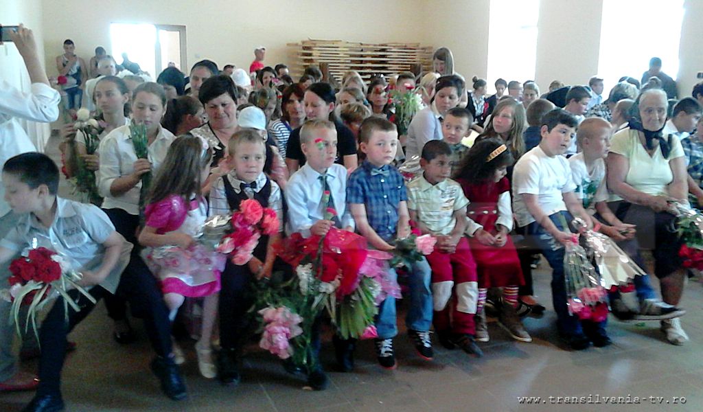 Sărbătoare cu multe aplauze la închiderea anului școlar, în Șimișna (Galerie FOTO)