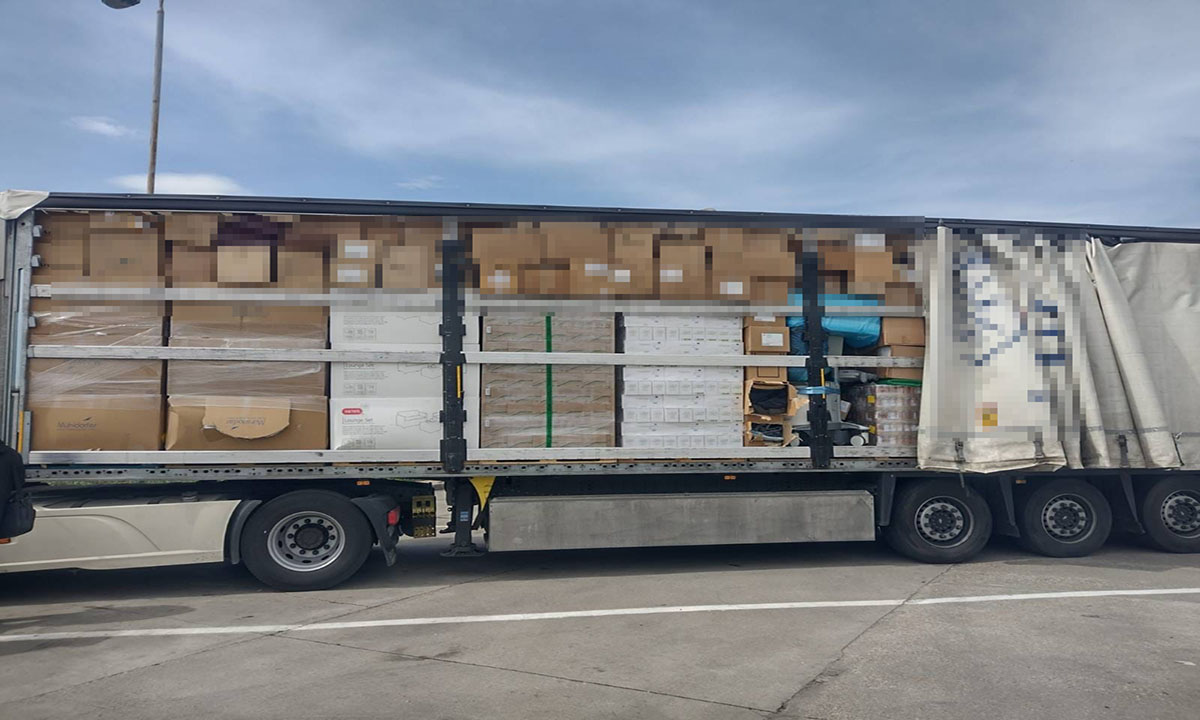 TIR încărcat cu 20 de tone de deșeuri, oprit la Petea