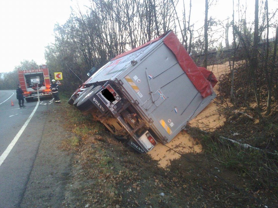 Un TIR încărcat cu porumb s-a răsturnat în Dăbâceni