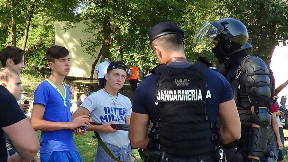 Jandarmii au fost prezenţi în mijlocul copiilor aflați în “Tabăra de acasă”, din localitatea Budeşti