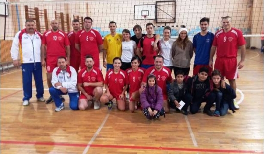 Turneul de volei mixt – VOLEI 2 GIVE, organizat în scop caritabil, câștigat de polițiștii clujeni