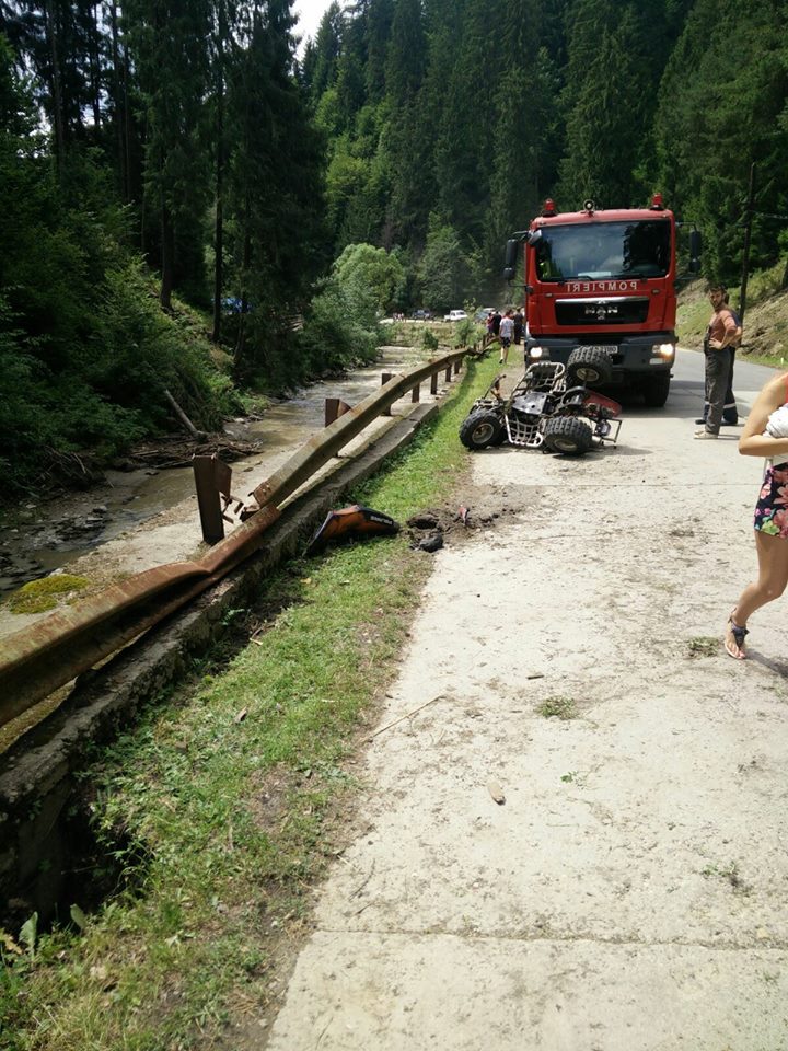 Un tânăr a ajuns în comă după ce s-a căzut cu ATV-ul într-un râu, pe drumul dintre localitățile Valea Mare și Șant