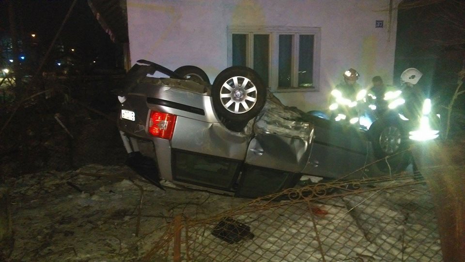 Accident produs aseară în Bistrița Bîrgăului. Un șofer s-a urcat beat la volan și s-a răsturnat cu mașina
