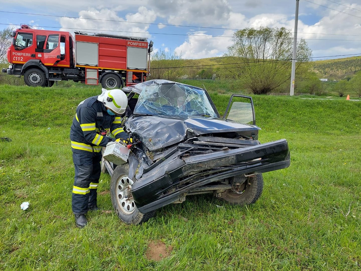 Un autoturism s-a răsturnat între localitățile Luna de Sus și Vlaha