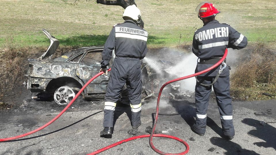 Mărișel: Șofer aflat într-o mașină cuprinsă de flăcări, salvat în ultimul moment, de un alt participant la trafic