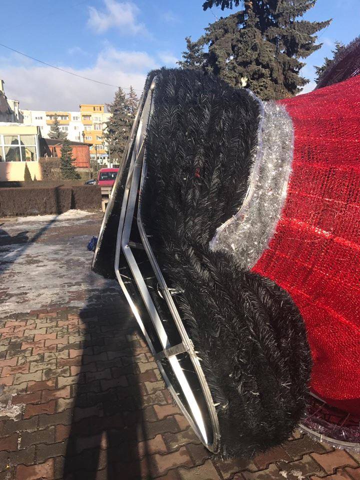 O femeie din Câmpia Turzii a ajuns la spital, după ce o figurină ce-l simbolizează pe Moș Crăciun s-a răsturnat peste ea