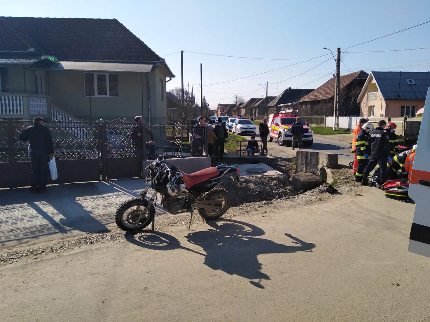 Un motociclist a decedat după ce a intrat într-un cap de pod