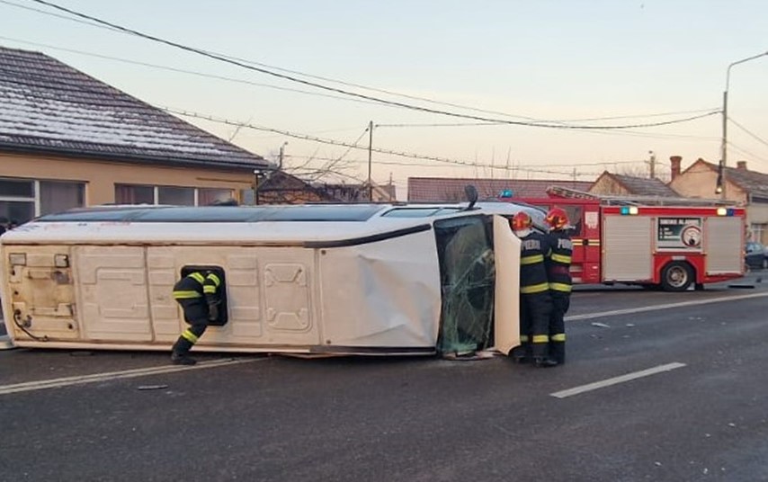 Intervenție pentru salvarea victimelor unui accident rutier produs în Oradea, soldat cu 15 victime