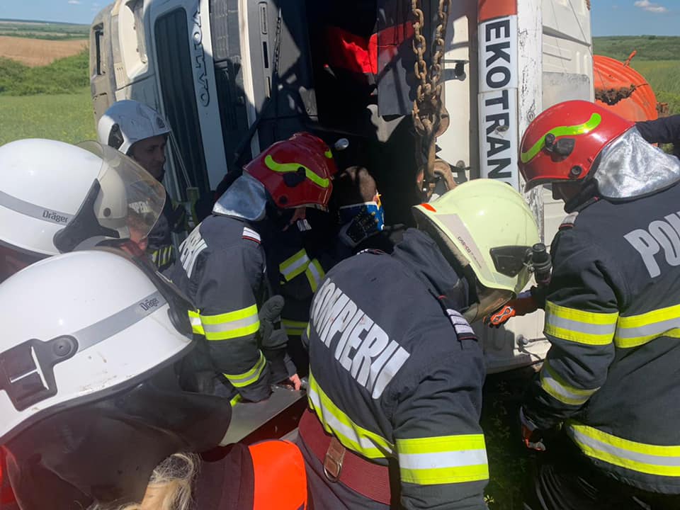 Șofer salvat de pompierii sătmăreni
