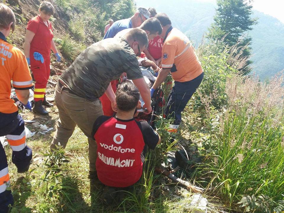 Intervenție dificilă pentru salvarea unui bărbat de 45 de ani, căzut într-o râpă din zona de munte din apropierea localității Suplai