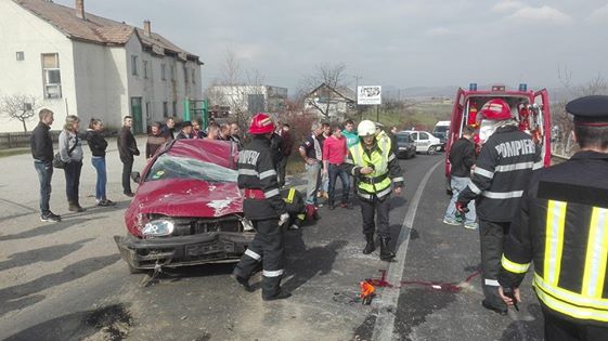 Un autoturism s-a răsturnat la intrare în localitatea Dumitra. Trei persoane au ajuns la spital