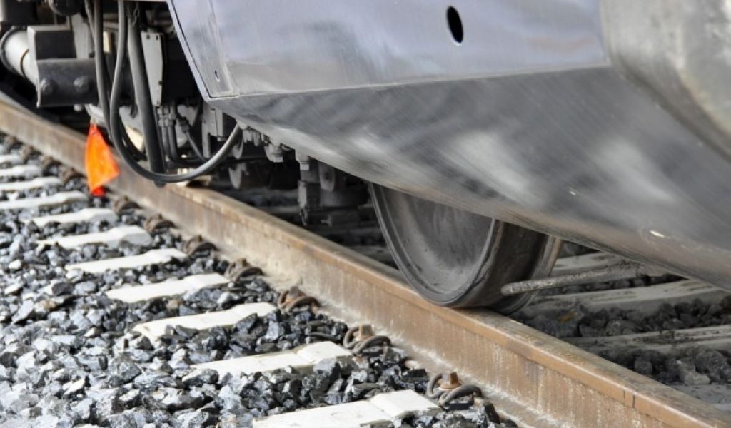 Circulație feroviară bocată la intrarea în Miercurea Ciuc dinspre Brașov, după ce un tir a fost lovit de un tren