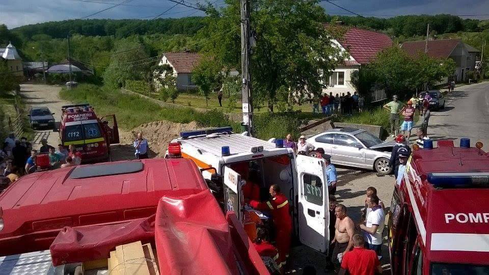 Accident produs în satul Piatra: Patru tineri au intrat cu mașina într-un cap de pod