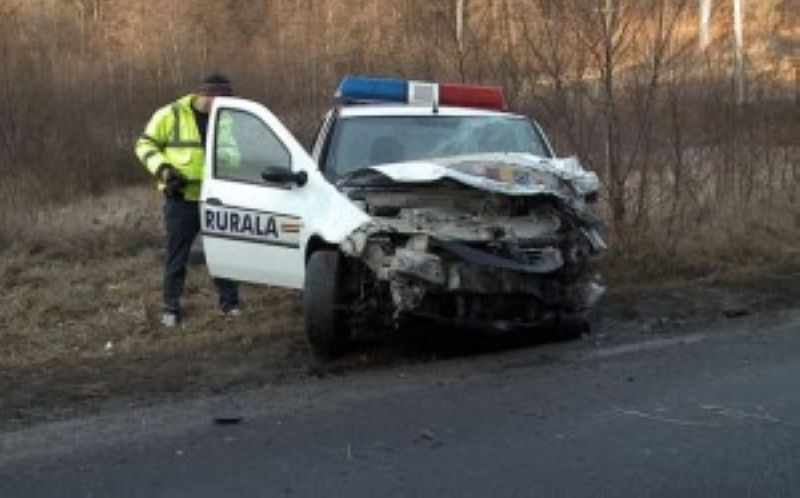 O mașină de poliție a intrat într-un TIR condus de un sătmărean