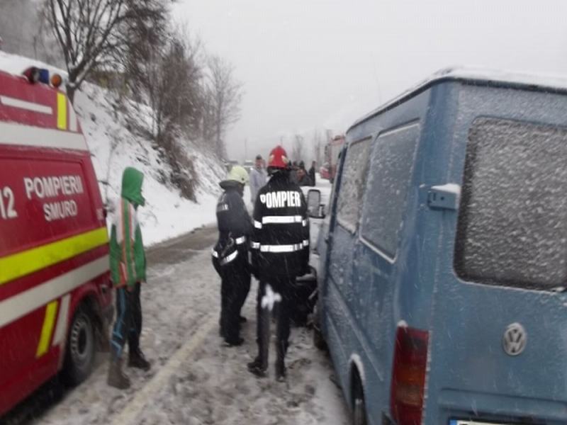 REBRIȘOARA: Nu a adaptat viteza la condițiile de drum și a provocat un accident soldat cu 5 victime