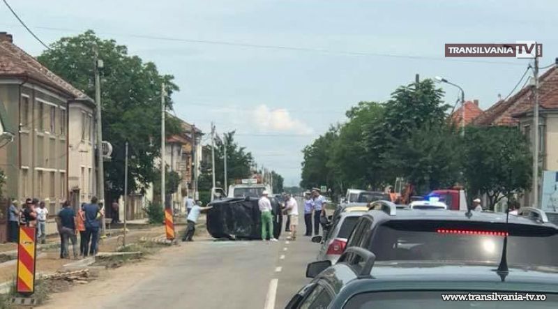 Accident în Satu Mare. Mașină răsturnată pe șosea