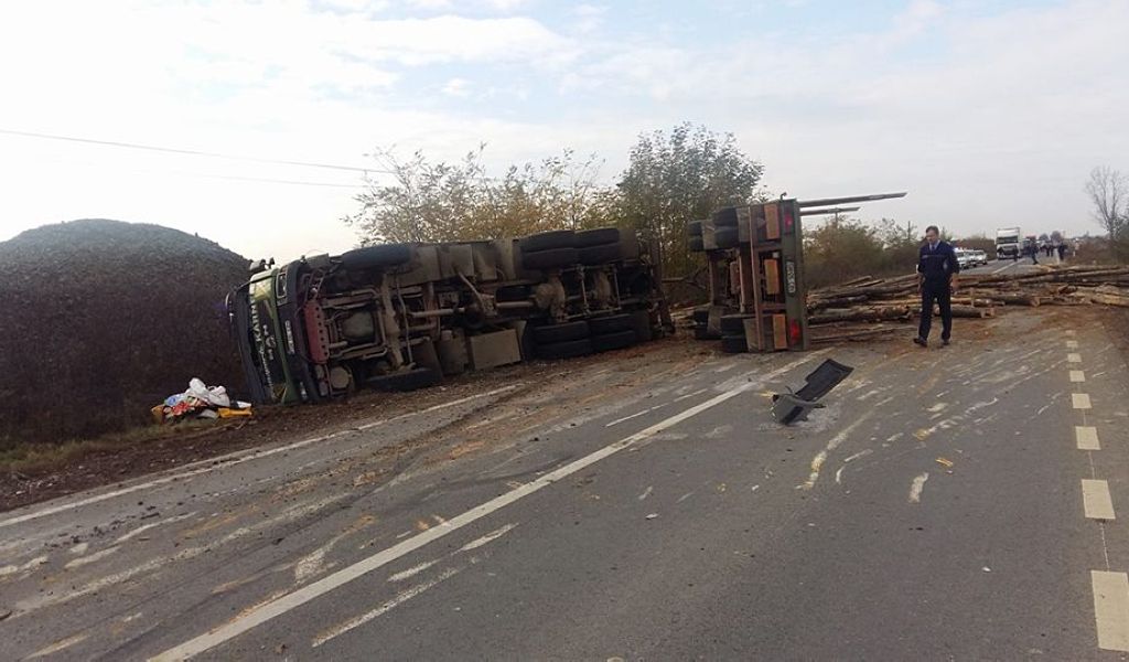Trafic rutier îngreunat pe DN 13 A, pe un singur sens, după ce un peridoc încărcat cu lemne s-a răsturnat pe carosabil