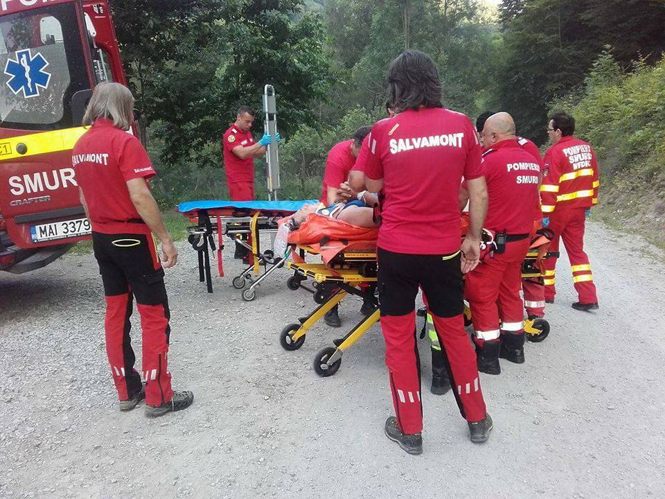 S-a răsturnat cu tractorul într-o zonă greu accesibilă din localitatea Rebrişoara