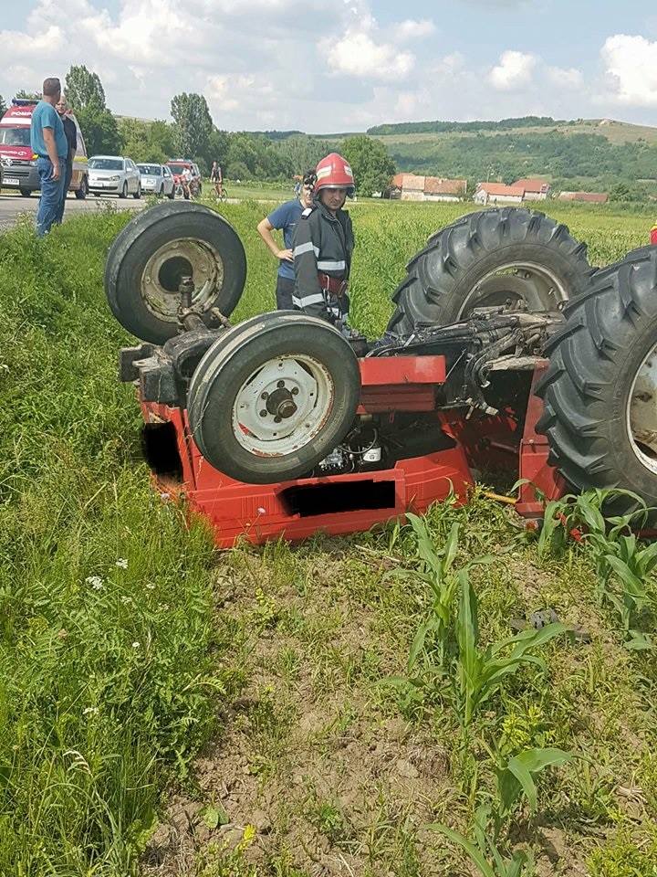 Un sălăjean a ajuns la spital după ce s-a răsturnat cu tractorul
