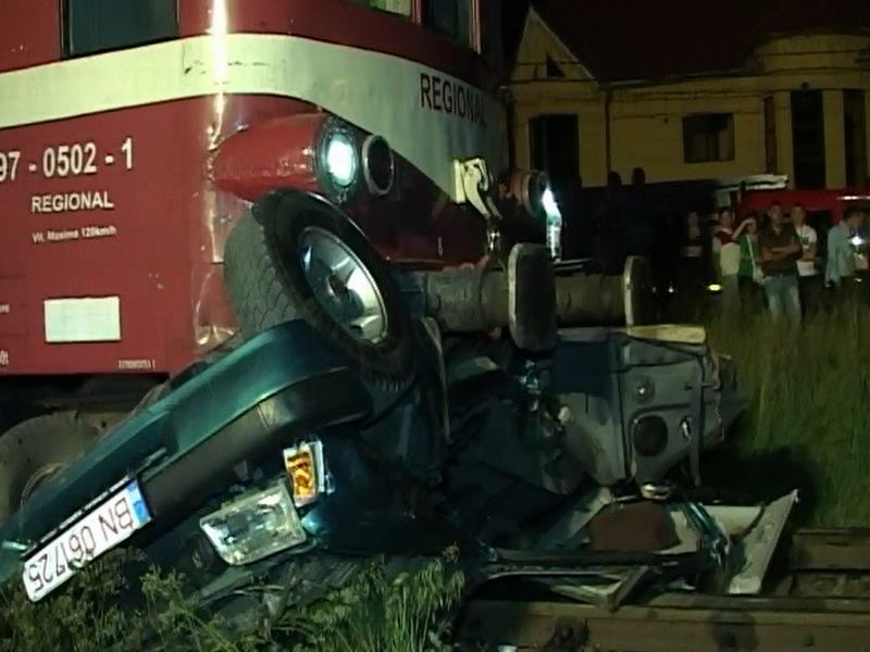 BISTRIȚA: Un șofer de 23 de ani a scăpat ca prin urechile acului, după ce mașina pe care o conducea a fost lovită de tren