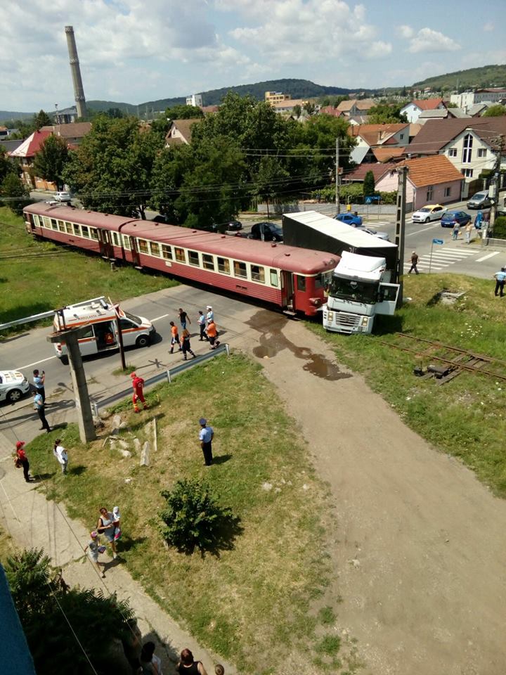 TIR lovit de tren în Bistrița