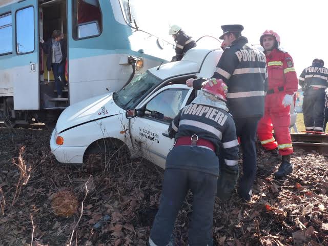 Un tânăr a murit, după ce mașina pe care o conducea a fost lovită de tren în Baia Mare