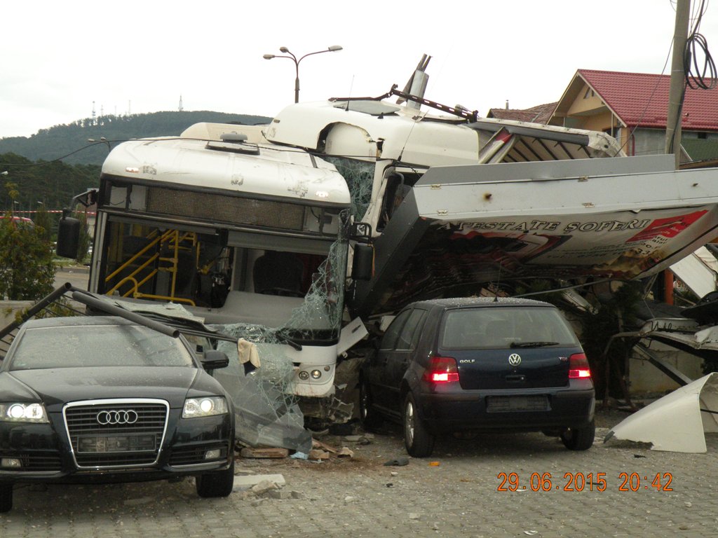Accident între un atotren şi un autobuz produs în Zalău
