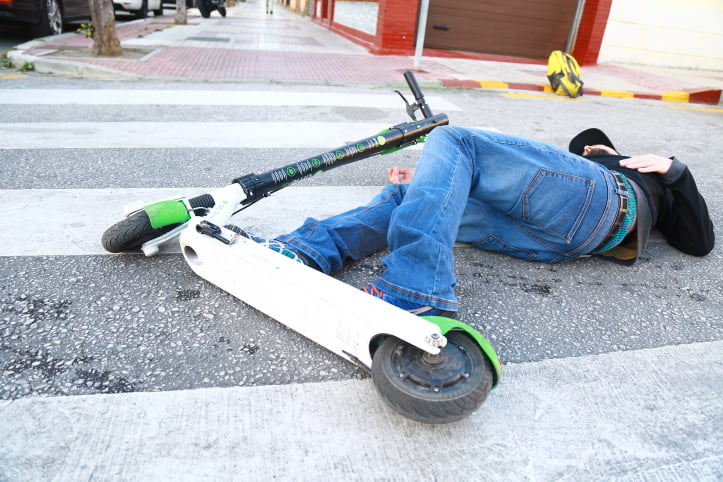 A accidentat un barbat ce circula cu trotineta electrica!