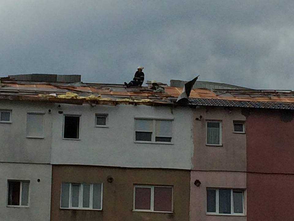 Acoperiș desprins de pe un bloc din municipiul Sibiu