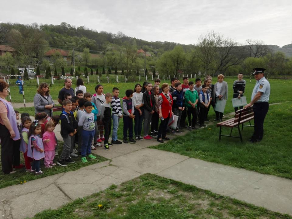 Activități de informare preventivă la școala din Dobrin
