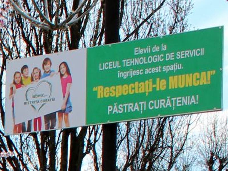 Elevii Liceului Tehnologic de Servicii Bistriţa au adoptat parcul din Piaţa Mihai Eminescu