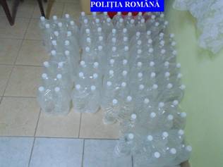 200 de litri de alcool dublu rafinat, fără acte de proveniență, confiscați de polițiștii din Hida